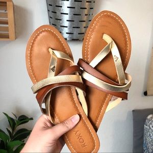 NWOT Roxy Gold/Tan Strap Sandals